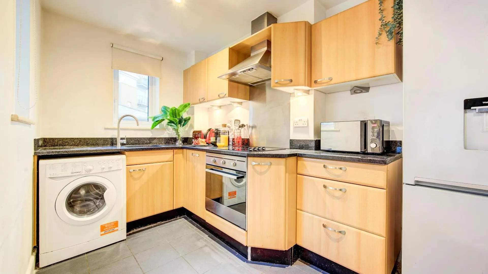 2-Bed 2-Bath Tower Bridge Gem, Sleeps 8 Apartment London