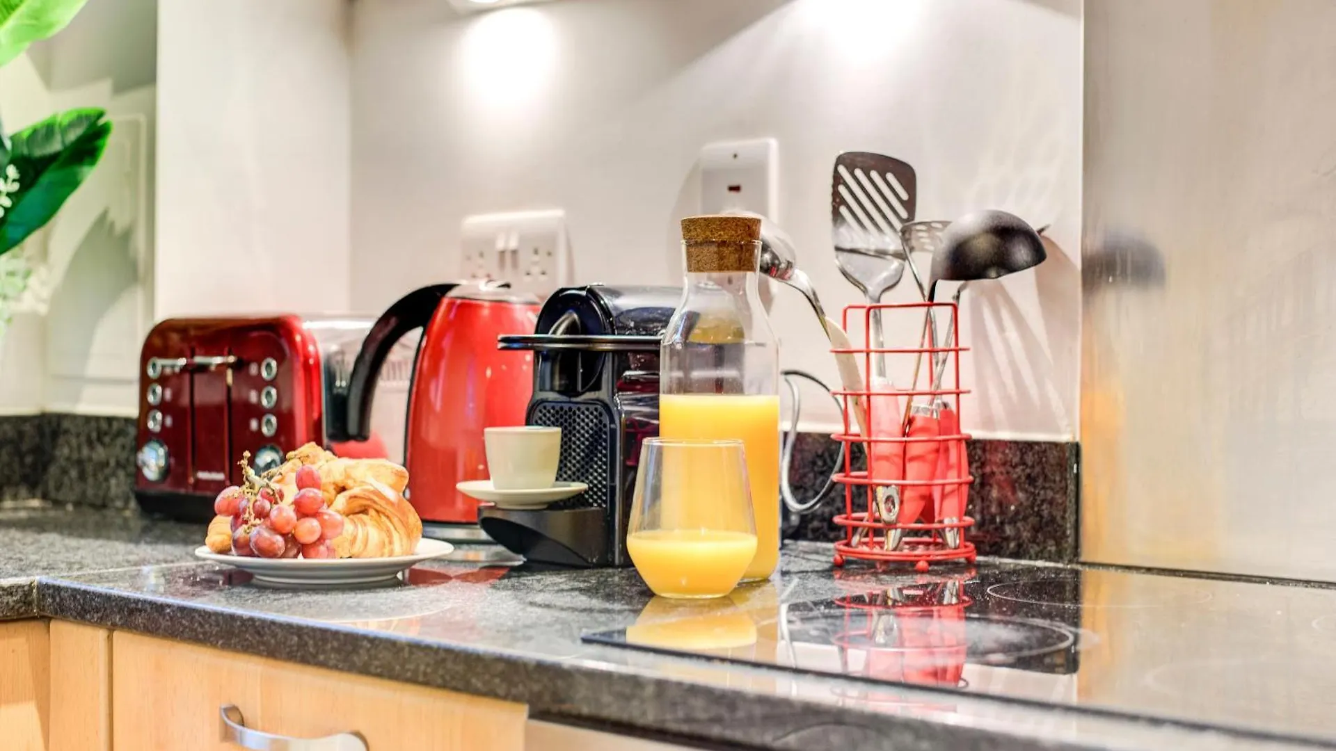 2-Bed 2-Bath Tower Bridge Gem, Sleeps 8 Apartment London United Kingdom