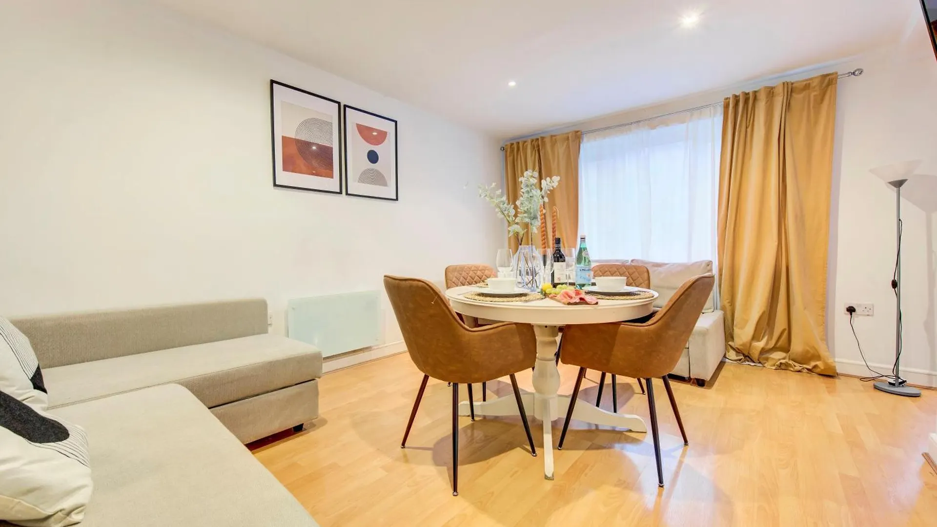 2-Bed 2-Bath Tower Bridge Gem, Sleeps 8 Apartment London