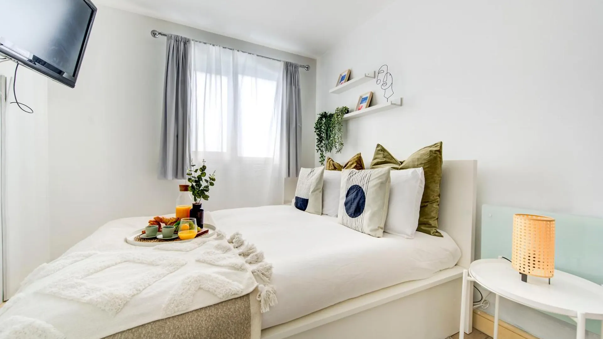 2-Bed 2-Bath Tower Bridge Gem, Sleeps 8 Apartment London