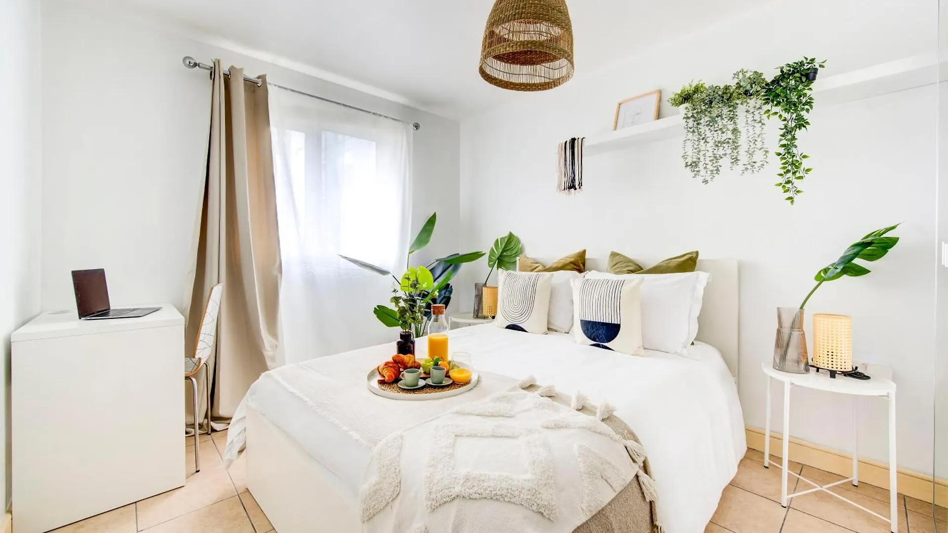 2-Bed 2-Bath Tower Bridge Gem, Sleeps 8 Apartment London