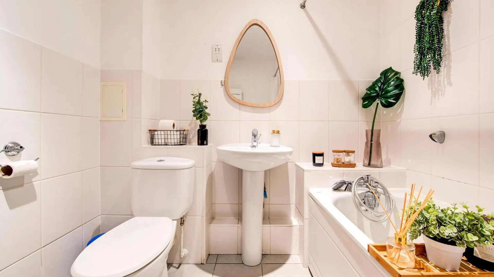 2-Bed 2-Bath Tower Bridge Gem, Sleeps 8 Apartment London