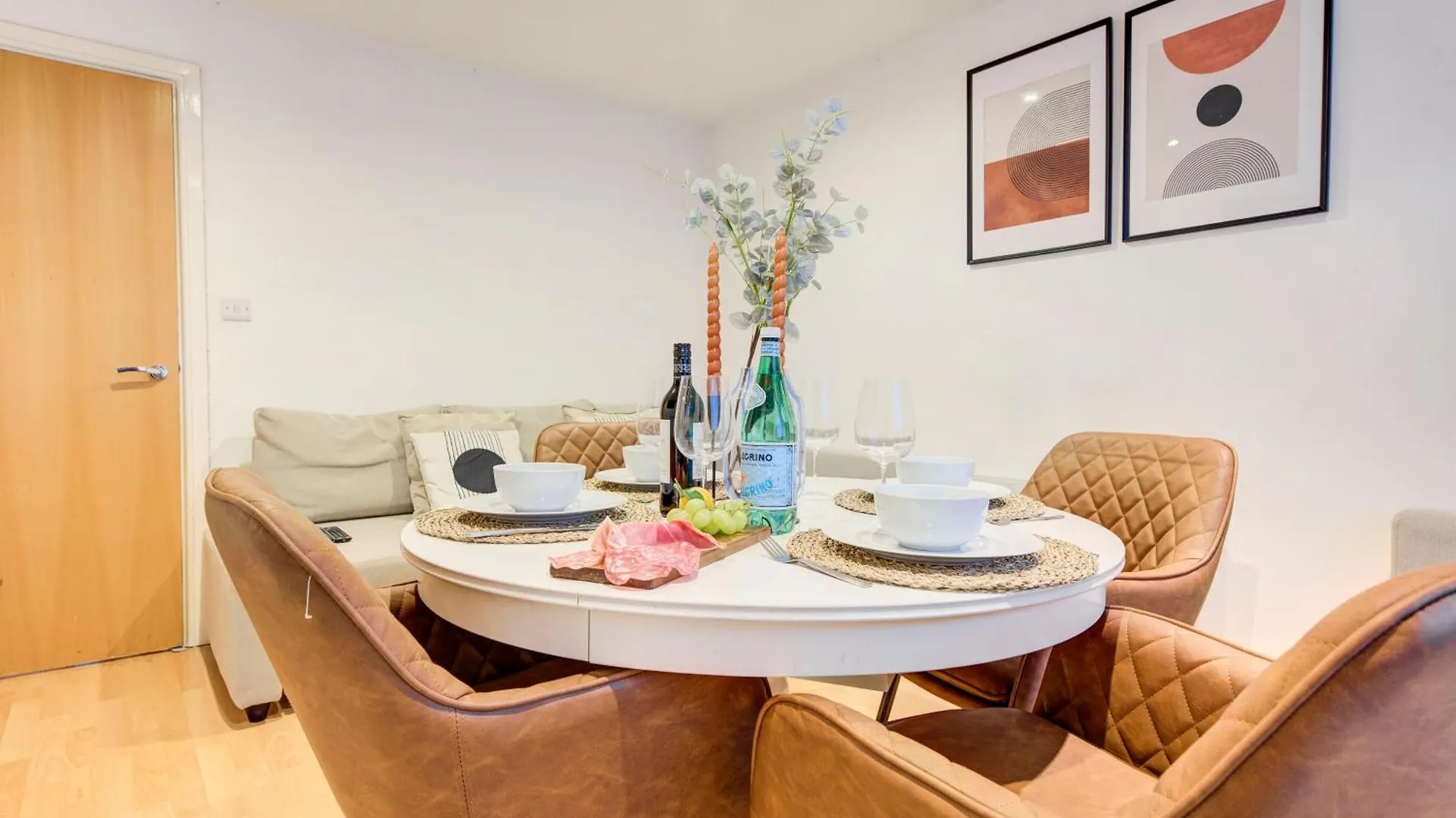 2-Bed 2-Bath Tower Bridge Gem, Sleeps 8 Apartment London