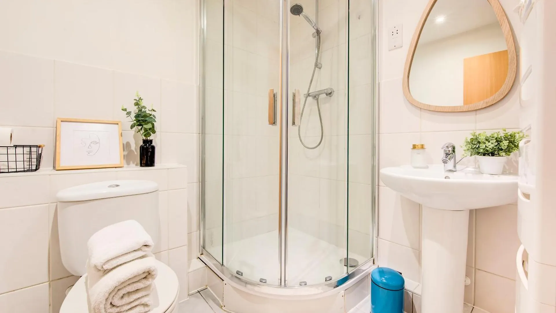 2-Bed 2-Bath Tower Bridge Gem, Sleeps 8 Apartment London
