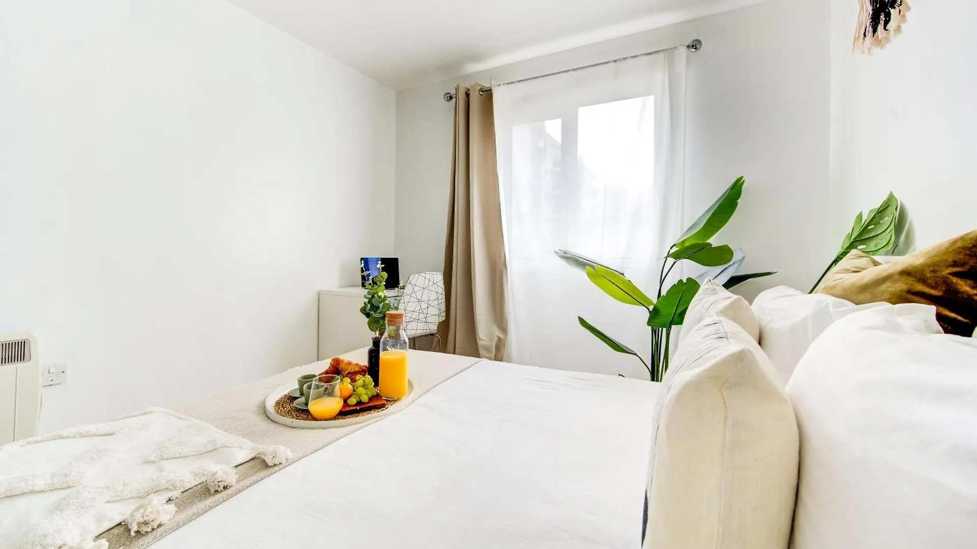 2-Bed 2-Bath Tower Bridge Gem, Sleeps 8 Apartment London